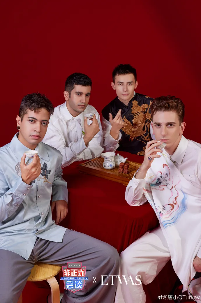 唐小強（左二）和一起參與《非正式會談》的外籍嘉賓感情很好。翻攝唐小強微博