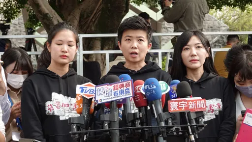 蔣萬安出席228活動 議員台下舉牌提3訴求