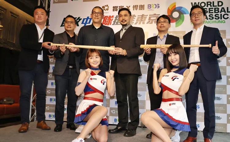 兩人與各贊助和協辦單位合影。莊宗達攝