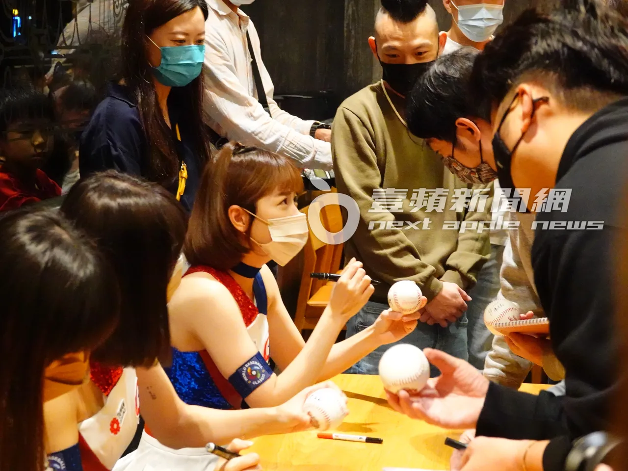 樂天啦啦隊長籃籃(中)和經典女孩RINA及Yuri,會後還幫粉絲在棒球上簽名。特勤中心攝