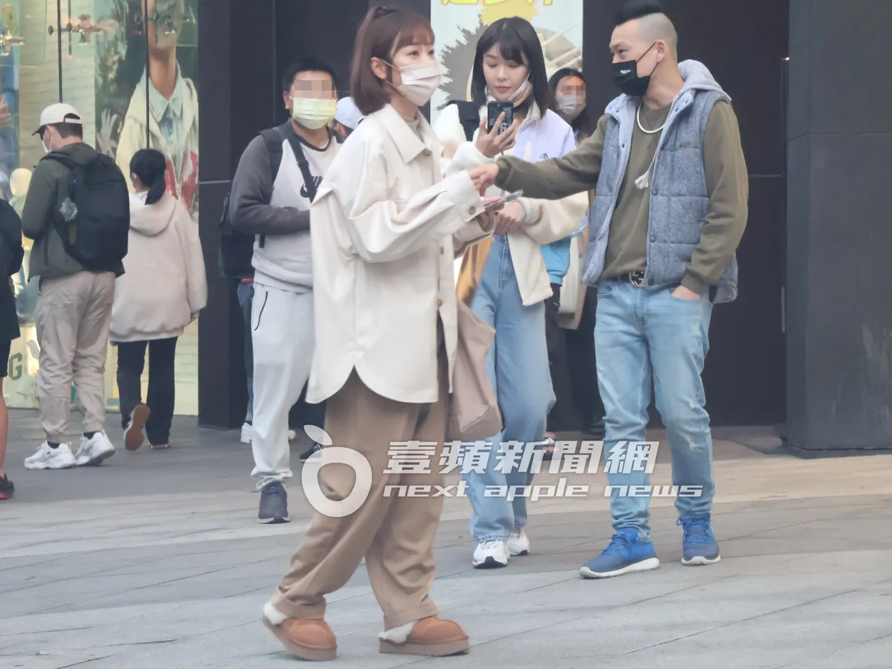 經典女孩籃籃(左)跟RINA往計程車方向走去。特勤中心攝
