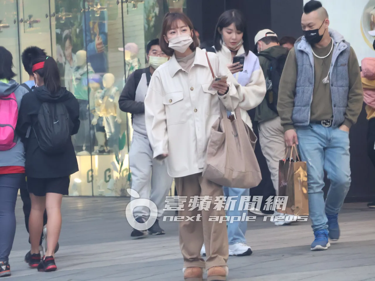 樂天啦啦隊長籃籃(左)探頭尋找計程車,模樣十分可愛。特勤中心攝