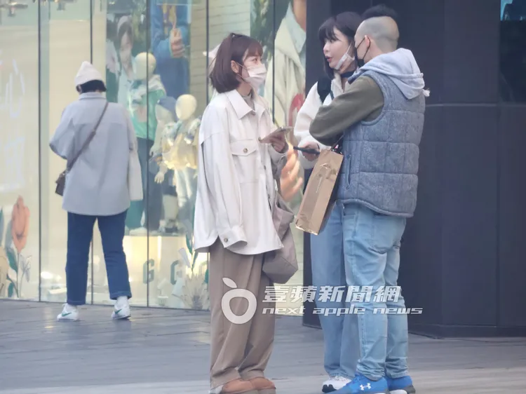 樂天啦啦隊女神籃籃（左）跟經典女孩RINA，邊等計程車相談甚歡。特勤中心攝