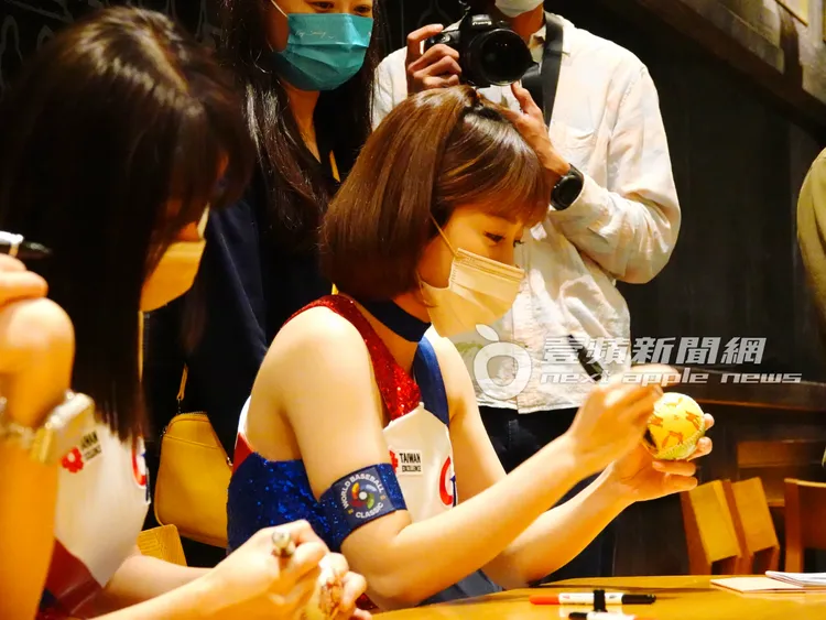經典女孩籃籃（中）和RINA聯手替粉絲簽棒球互動。特勤中心攝
