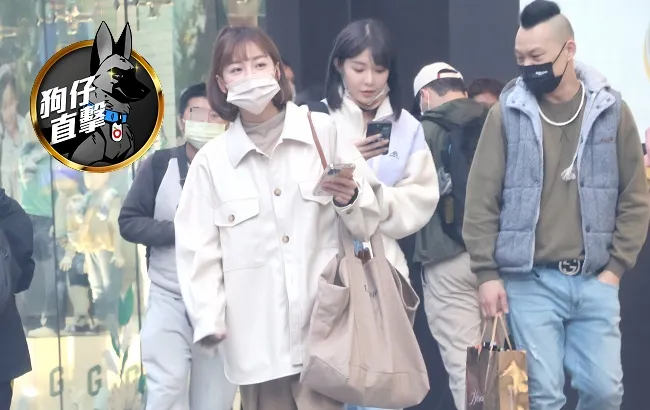 胡瓜愛徒籃籃（左）跟RINA經典賽活動結束，一起出來等計程車。特勤中心攝