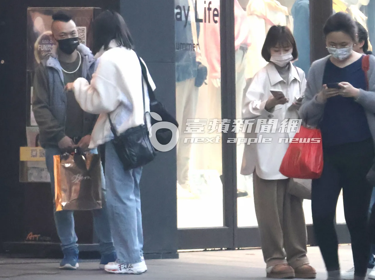 樂天啦啦隊長籃籃(右二)經典賽活動結束,和RINA相約一起去等計程車。特勤中心攝