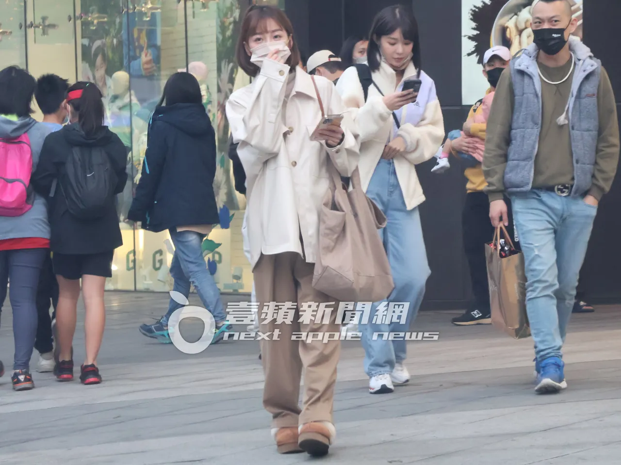 樂天啦啦隊女神籃籃(左)和經典女孩RINA準備上計程車。特勤中心攝