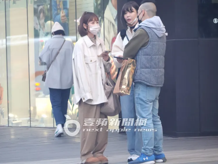 樂天啦啦隊長籃籃（左）換上寬鬆尺寸的私服，跟經典女孩RINA在路邊有說有笑。特勤中心攝