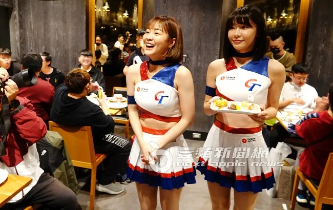 樂天啦啦隊長籃籃（左）與經典女孩RINA，端著菜和球迷互動炒熱氣氛。特勤中心攝