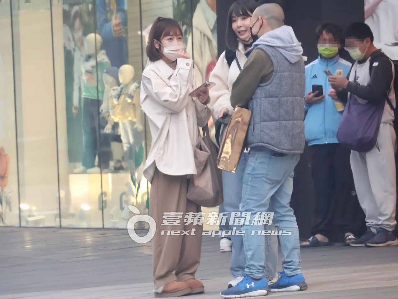 樂天啦啦隊女神籃籃(左)與經典女孩RINA、工作人員在路邊閒聊。特勤中心攝