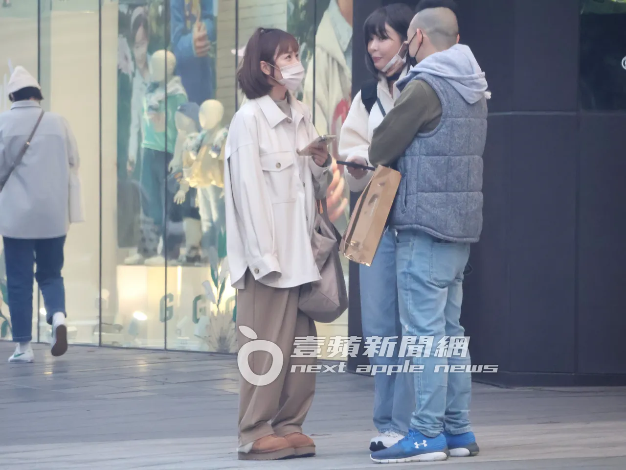 樂天女神籃籃(左)穿著寬鬆便服,和RINA身高差半顆頭,顯得小鳥依人。特勤中心攝