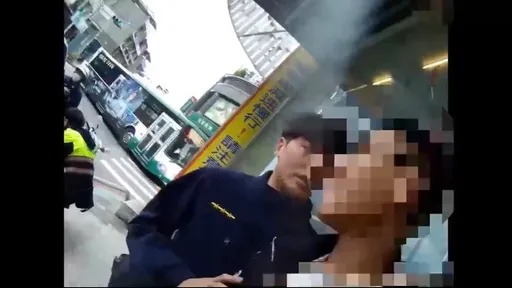 推警察還嗆「在大聲什麼！」　酒醉男還持毒遭壓制法辦