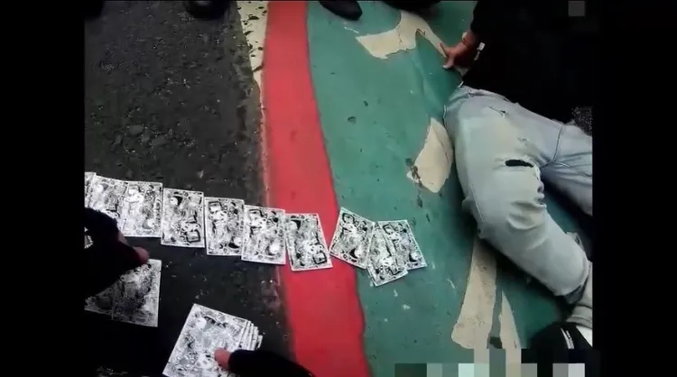 路邊喝酒的3男包包內搜出起獲三級毒品K他命、毒品咖啡包及梅錠等毒品。翻攝畫面