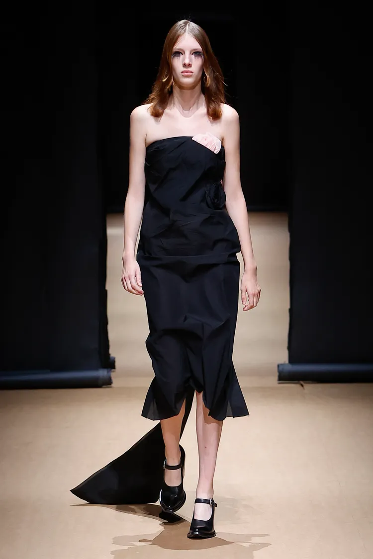 PRADA於春夏女裝中，引用了觸感如紙般的全新Paper材質，為妖嬈的晚禮服注入可跳脫身體框架的空間感。品牌提供