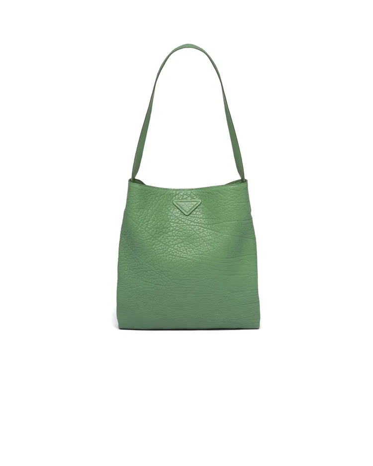 PRADA牛皮托特包，11萬元。品牌提供