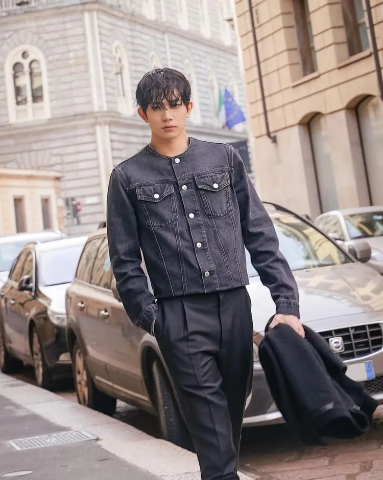 韓團ENHYPEN成員Heeseung所穿的牛仔夾克，以捨棄衣領的細節及流暢窄身的線條，呼應PRADA標誌性的極簡主義。翻攝enhypen IG