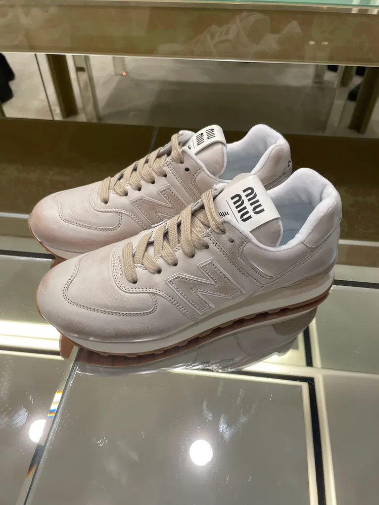 MIU MIU再次與運動品牌New Balance合作推出的運動鞋，運用刻意做舊的皮革呈現出故事感。陳張眾攝