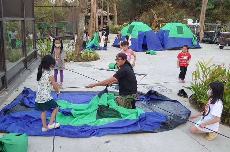 台語親子生態學習團讓小朋友學習搭帳篷。觀光局提供