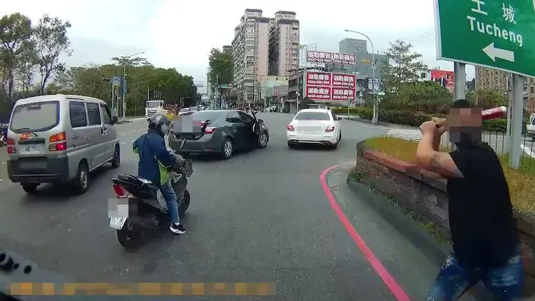 男子持球棒衝向林男駕駛的小貨車。三峽警分局提供