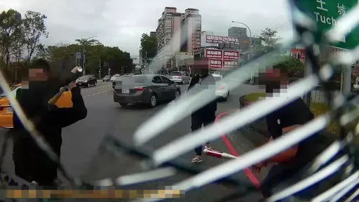 賓士這樣開車下交流道釀行車糾紛 3惡煞還囂張持球棒狂砸小貨車