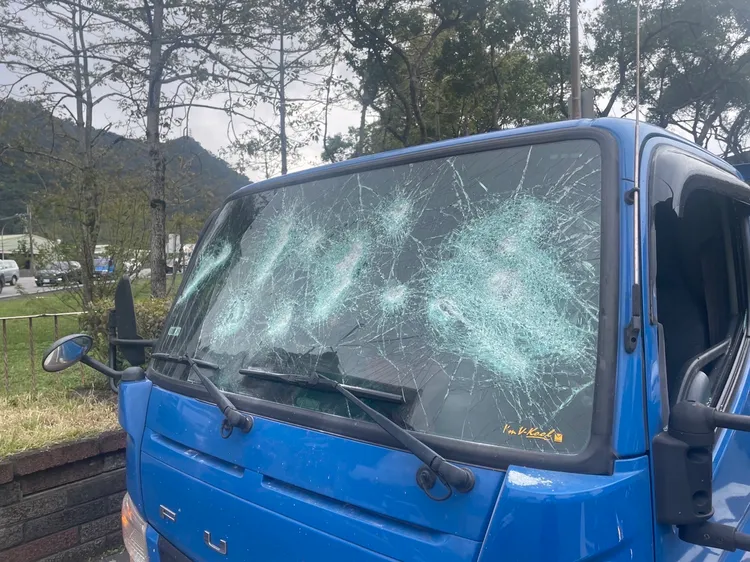 林男駕駛的小貨車擋風玻璃全毀。三峽警分局提供