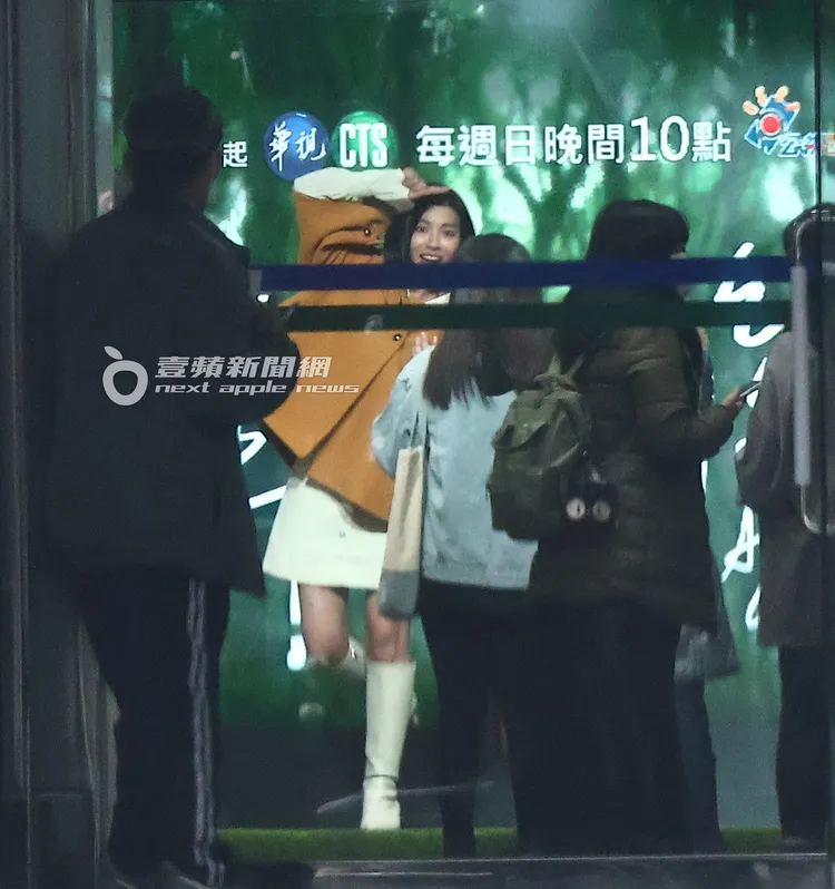 米可白（中）在電視牆前擺動作拍短影片，相當活潑。特勤中心攝