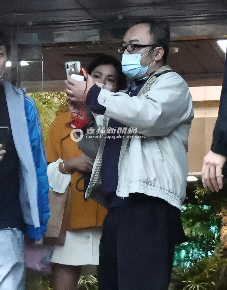 米可白（左）當起人形立牌，一一與熱情粉絲合照。特勤中心攝