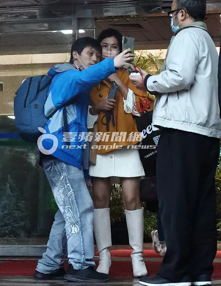 走出電視台，米可白（中）與粉絲大方貼臉合照。特勤中心攝