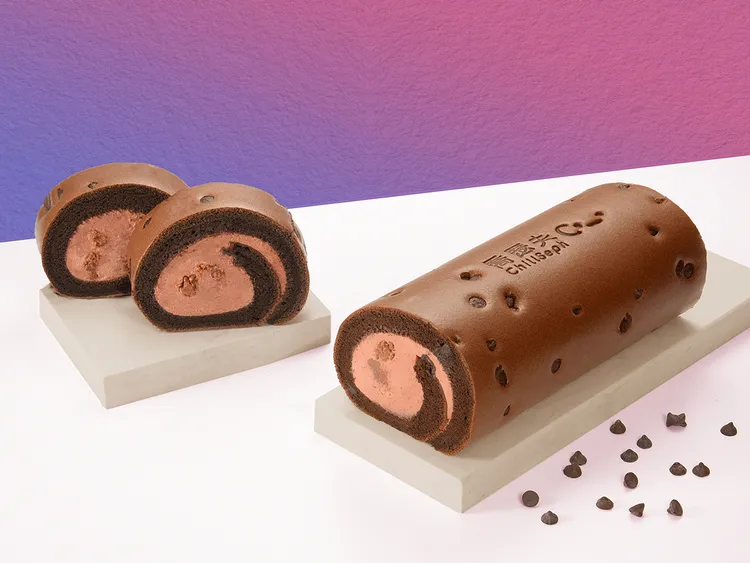 「喬克魔粒」生乳捲嚴選法國頂級歌劇可可粉融入北海道奶霜，蛋糕表面還烙印上喬瑟夫專屬logo。業者提供