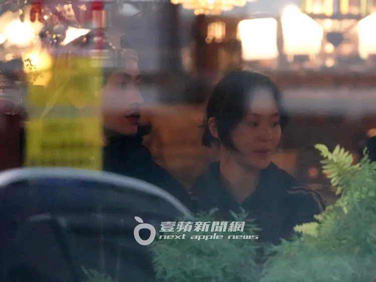 2人討論著店內擺飾。特勤中心攝