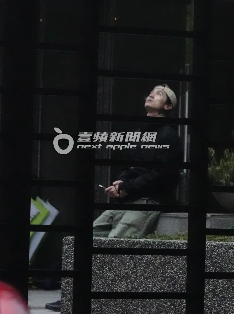 返回鍾家後，Kair坐在中庭等候拿包裹的鍾瑶。特勤中心攝