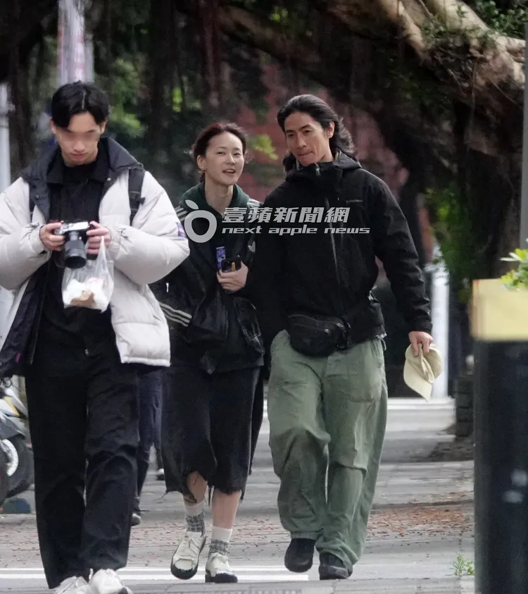 2人有說有笑的走在路上。特勤中心攝