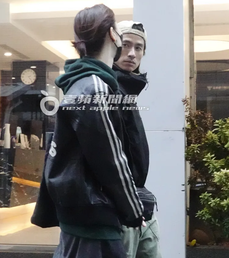 Kair（右）看著鍾瑶講話。特勤中心攝