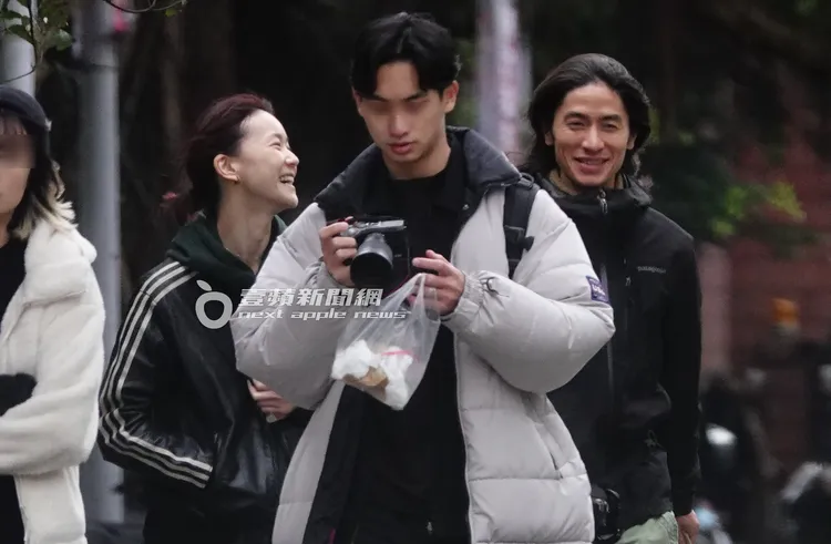 鍾瑶（左）開心的往Kair看去。特勤中心攝