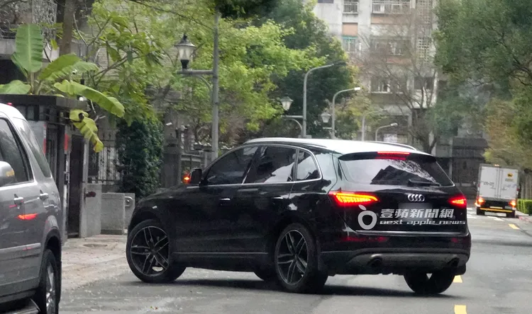 鍾瑤開著283萬起的奧迪Q5，載Kair返回停車場。特勤中心攝