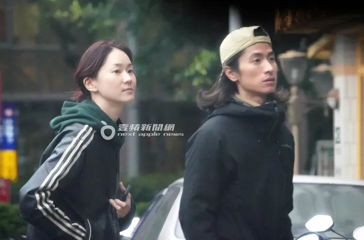 2人一同走進附近的古董家具收藏店。特勤中心攝