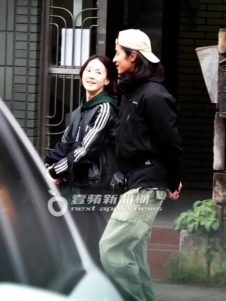 過一會，2人走出店家，鍾瑶（左）開心看著Kair。特勤中心攝