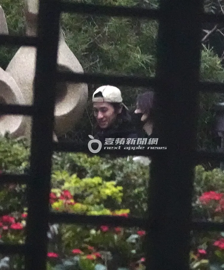 最後2人一同搭電梯返家。特勤中心攝