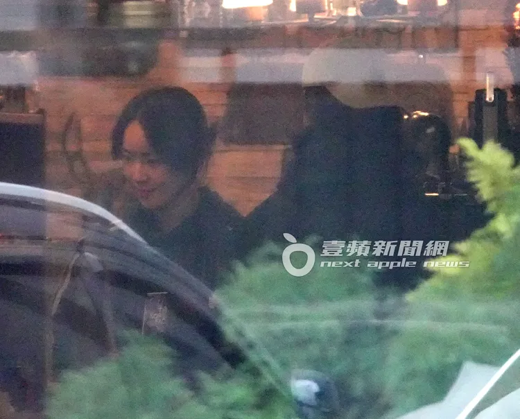 店家販售的古董收藏貌似符合鍾瑶的喜好。特勤中心攝