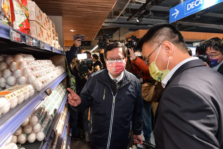 鄭文燦到賣場視察雞蛋供應情形。行政院提供