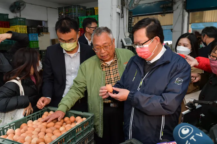鄭文燦到傳統蛋行視察。行政院提供