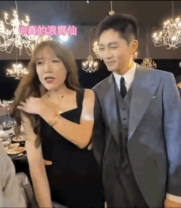 浪胃仙（左）參加婚禮，纖細身材引起熱議。翻攝自微博