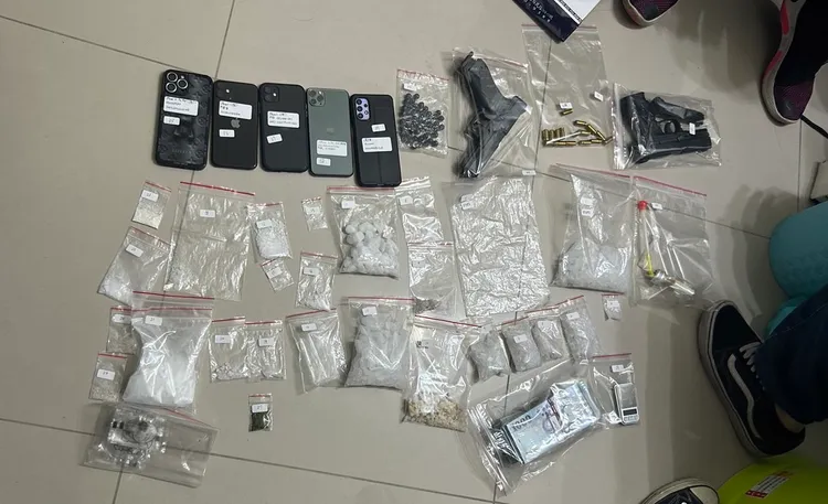 丁嫌住處現場查獲毒品、現金與瓦斯槍、玩具槍等贓證物。警方提供
