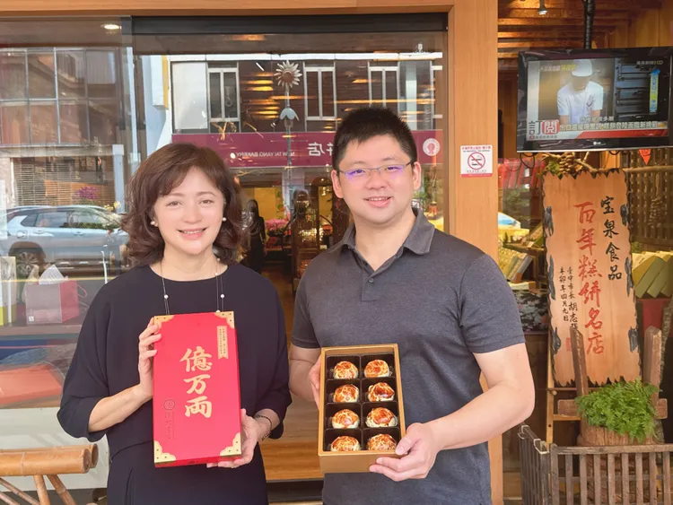 陳允寶泉總經理翁羿琦（圖左）感同身受，義賣台中十大伴手禮金口碑獎的現烤蛋黃酥。王煌忠攝
