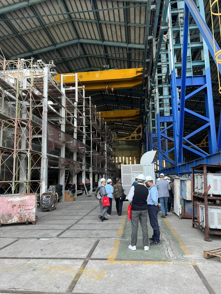 謝金河參訪造船廠。引自謝金河臉書