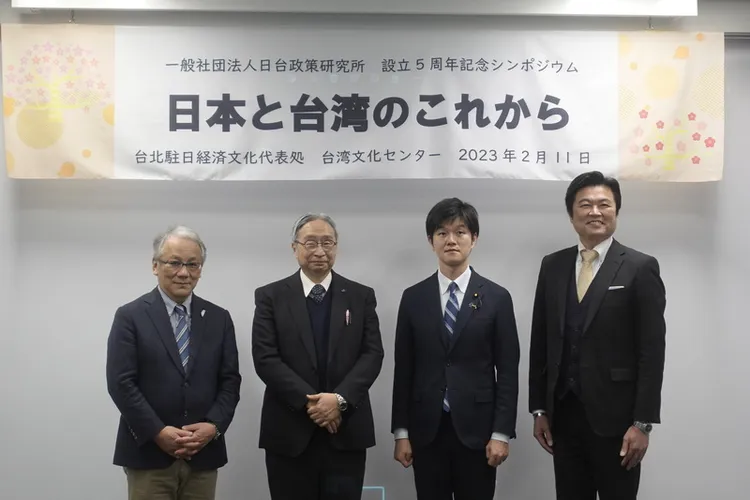 日台政策研究研討會11日在東京舉行，東京國際大學教授河崎真澄（左1）等人發表專題演講。自民黨青年局長鈴木憲和（右2）、駐日副代表李世丙（右1）受邀致詞。中央社