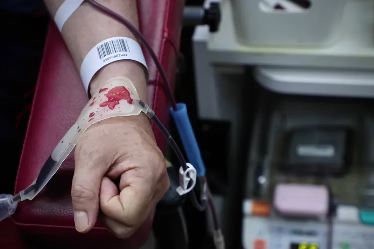 疾管署於檢體收件後，僅檢驗自然感染新冠病毒產生之抗N抗體。示意圖，林林攝