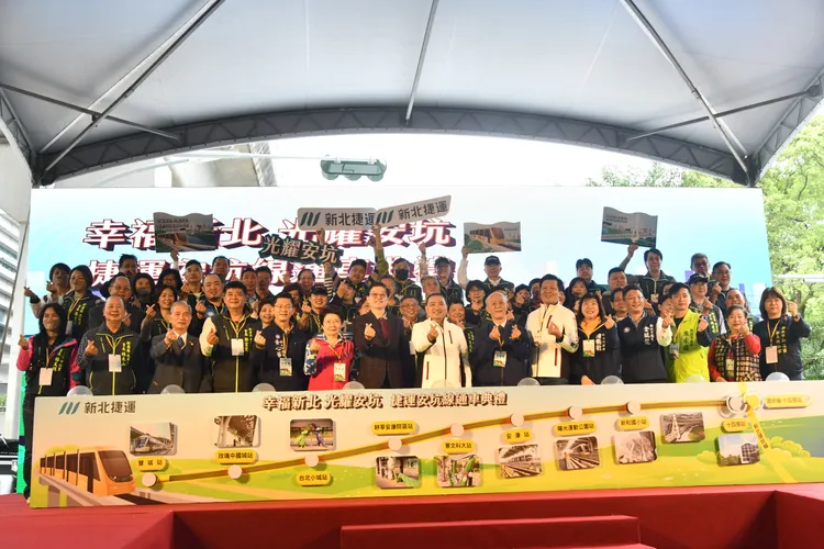 新北市長侯友宜出席安坑輕軌通車典禮。新北市政府提供