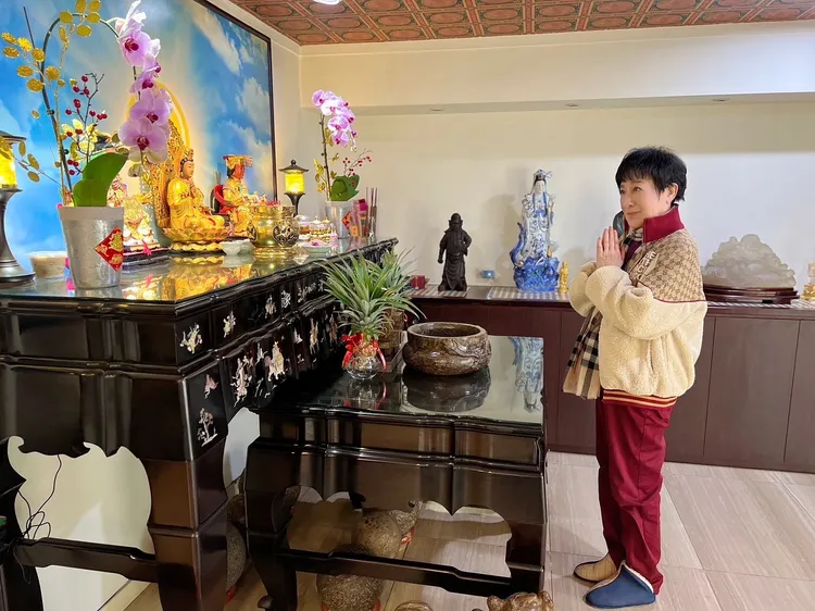 葉青早晚都會在佛堂念經拜佛靜心。趙大智攝