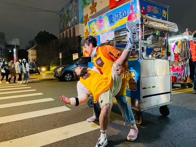 浩角翔起扮夫妻。民視提供